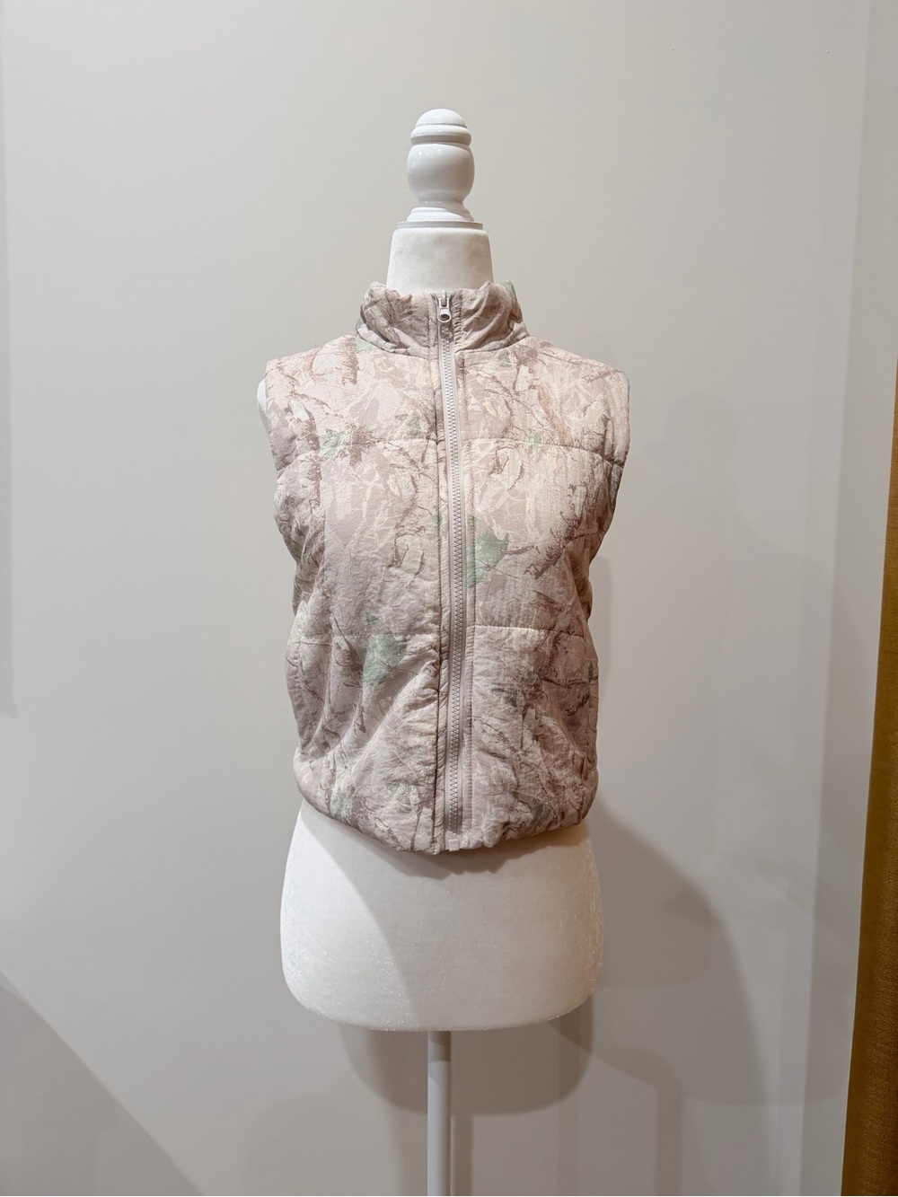 Cream/Beige Camouflage Quilted Zip-Front Vest